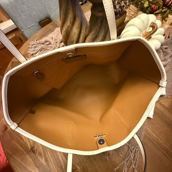 NEW W/Tags Chevron design Coach handbag(Grey & Cream.JUST THE HANDBAG! - Picture 8 of 9